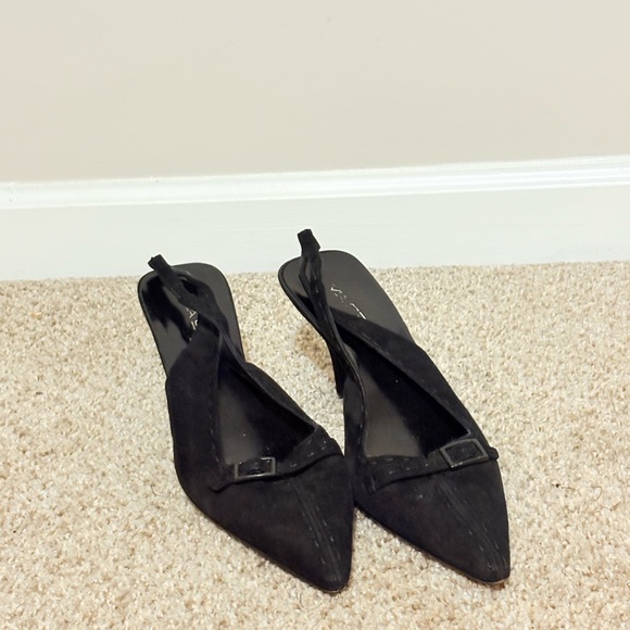 Black Heels with Pointed Toe and Sleek Design - Picture 1 of 8